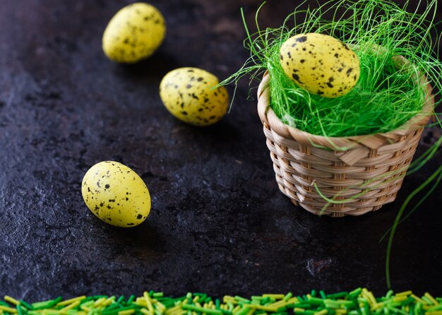 Ostereier im grünen Gras auf einem dunklen Hintergrund