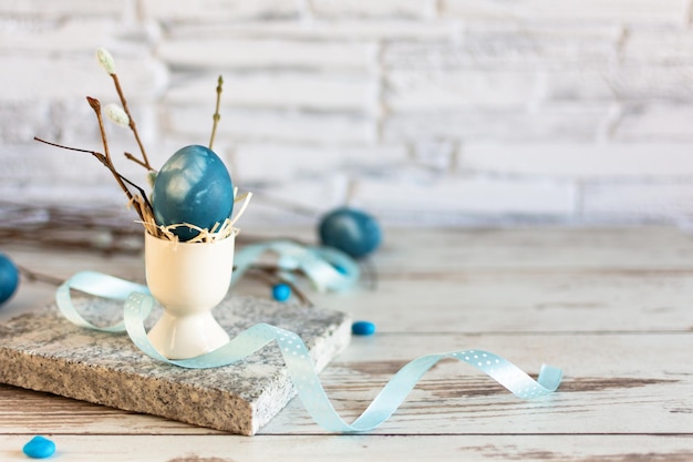 Ostereier in einer modernen, klassischen blauen Farbe aus Marmor auf Holztisch Fröhliche Osterzeit