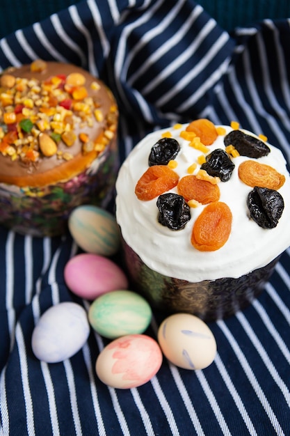 Ostereier und Osterkuchen liegen auf einer gestreiften blauen Schürze Religiöses Feiertagskonzept Ostern