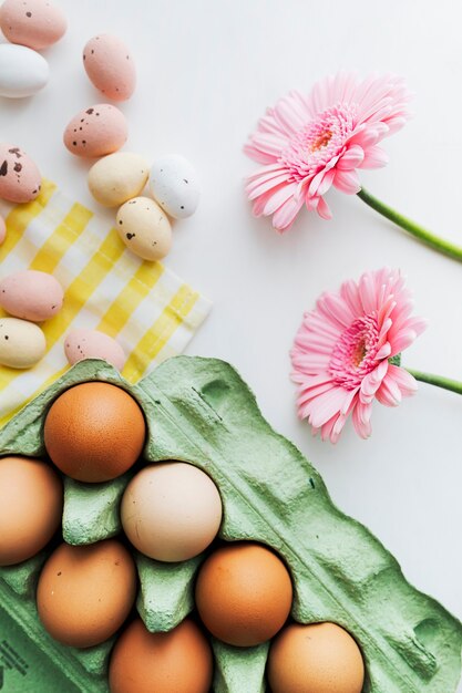 Ostereier und rosa Gerbera Frühlings-Flatlay