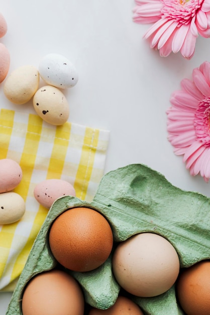 Ostereier und rosa Gerbera Frühlings-Flatlay