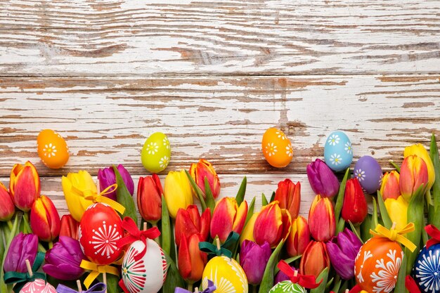 Foto ostereier und tulpen auf holzplanken