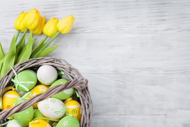 Foto ostereier und tulpenblumen