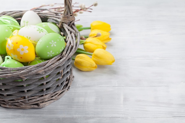 Foto ostereier und tulpenblumen