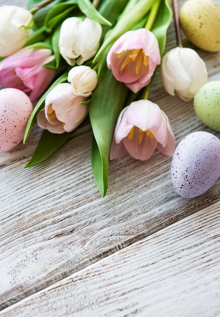 Foto ostereier und tulpenstrauß