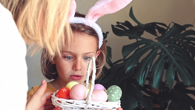 Ostereierjagd aufgeregte Emotion Überraschung entzückendes Kind Mädchen in Hase Ohren Kaninchen