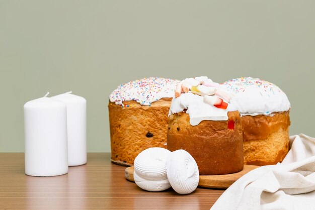 Osterferien Essen Hausgemachter Kuchen mit Sahnehäubchen Bonbons süßes Pulver marslow mit farbigen Eiern