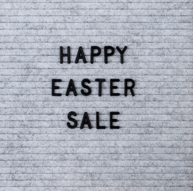 Osterferienkonzept. Die Wörter Happy Easter Sale auf dem grauen Filzbriefbrett