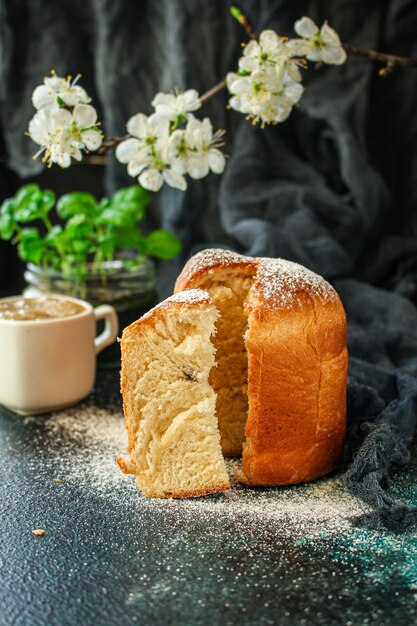 Osterferienkuchen farbige Eier festliche traditionelle Backwaren süße Dessert behandeln