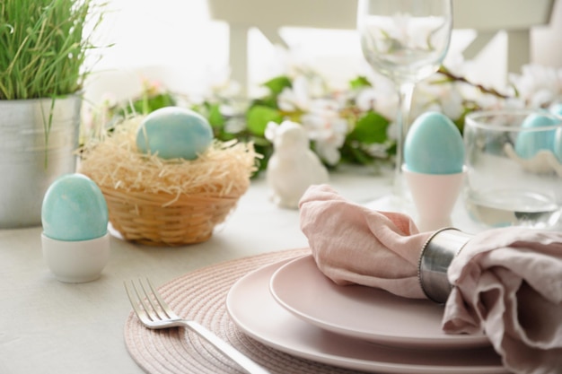 Ostergedeck mit blauen Eiern, Frühlingsdekorationen, frischen Blumen