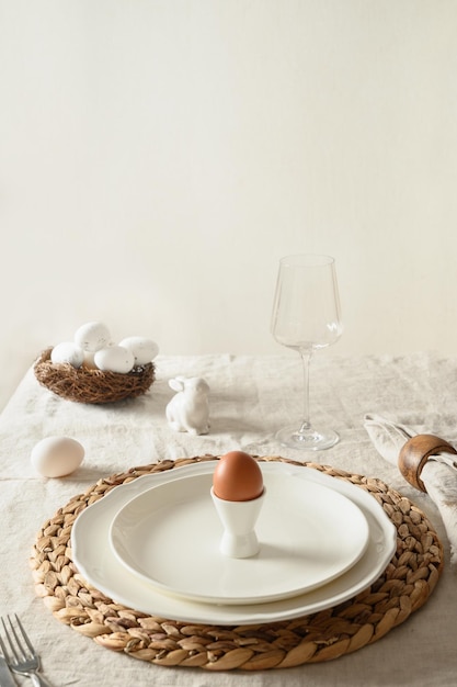 Ostergedeck mit festlichen Frühlingsdekorationen aus Bio-Eiern