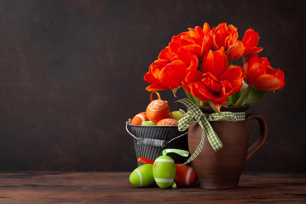 Ostergrußkarte mit Ostereiern und Tulpenblumen