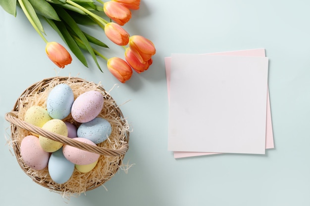 Ostergrußkarte mit rosa Eiern im dekorativen Nest auf grauer Hintergrundansicht von oben Gruß