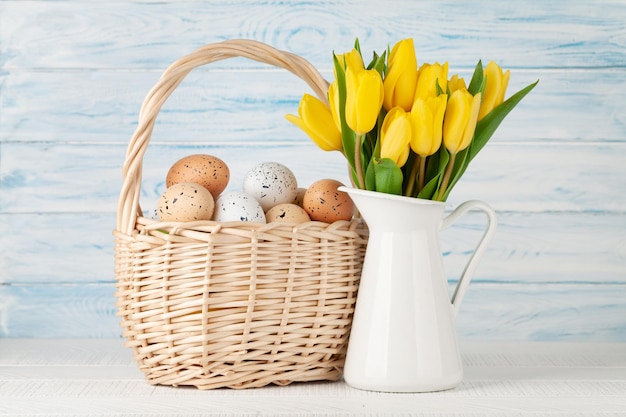 Ostergrußkarte mit Tulpen und Eiern