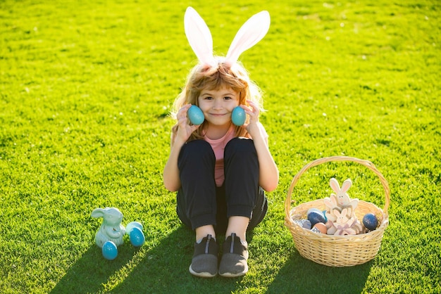 Osterhase Kinder Kind Junge in Häschen Osterohren Eier malen lustiger Junge Osterhasenkinder