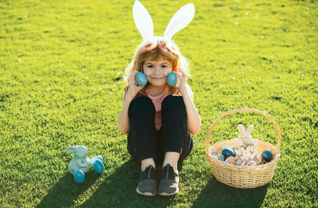 Osterhase Kinder Kind Junge in Häschen Osterohren Eier malen lustiger Junge Osterhasenkinder