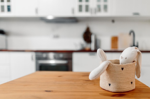 Osterhase mit Eiern auf Holztisch Fröhliche Osterkarte mit Hasen und Eiern