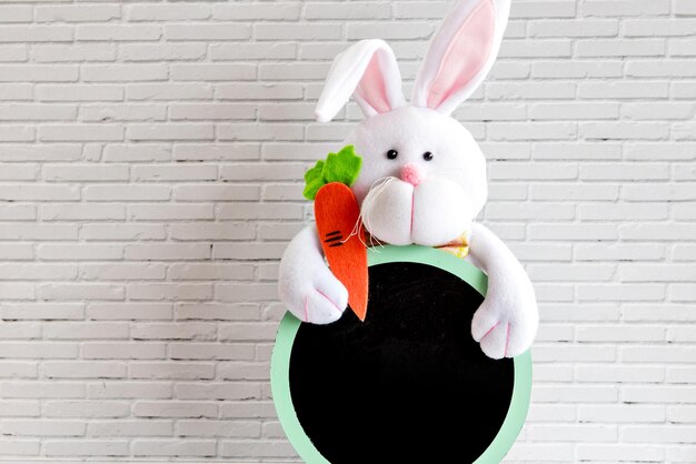 Osterhase mit Schild zum Schreiben