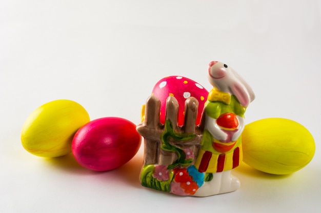 Osterhase und bunte Ostereier