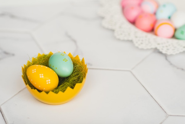 Osterhintergrund mit bunt bemalten rosa, blauen, gelben Ostereiern und grünem Gras Draufsicht mit Kopierbereich Osterferien Banner und Header Hochwertiges Foto