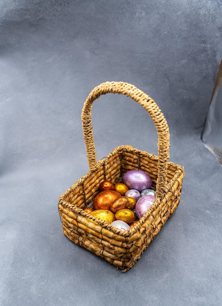 Osterhintergrund mit goldenen und farbigen Eiern Frohe Ostern Hintergrund Draufsicht Foto in hoher Qualität