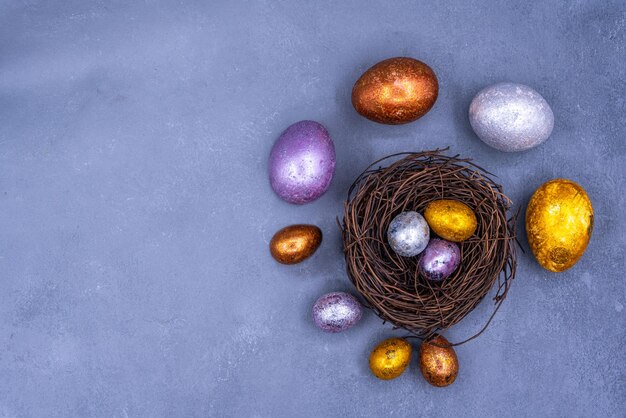 Osterhintergrund mit goldenen und farbigen Eiern Frohe Ostern Hintergrund Draufsicht