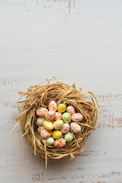 Osterhintergrund mit Ostereiern in einem Nest Draufsicht mit Kopierbereich Osterferien Banner und Header Hochwertiges Foto