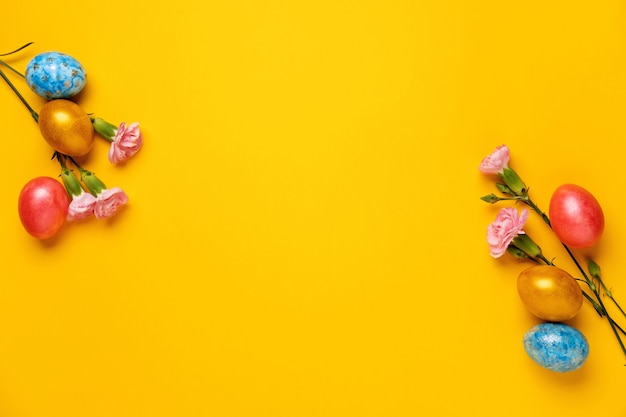 Osterhintergrund mit Ostereiern und Frühlingsblumen. Flach liegen. Grußkartenvorlage.