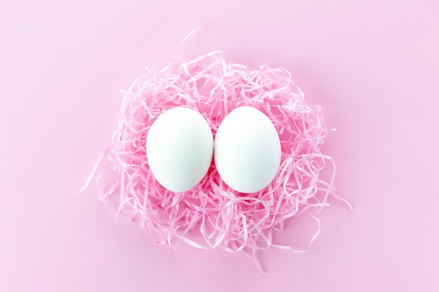 OsterhintergrundLustige Eier im Nest Postkarte mit Platz für Text in rosa getönt