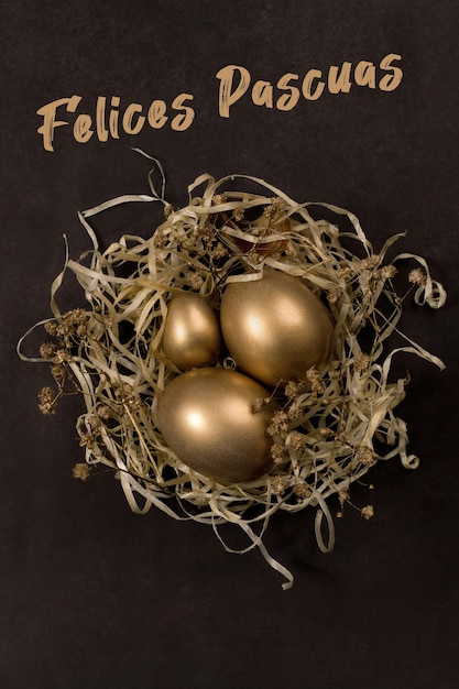 Osterkarte mit goldenen Eiern im Nest und Satz Felices Pascuas auf Spanisch Frohe Ostern auf Englisch