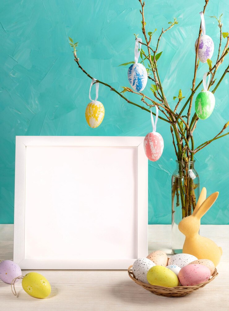 Osterkarte Weißer Rahmen mit Kopierraum Zweige mit Frühlingsblättern Farbe Eier auf ihnen auf Türkis