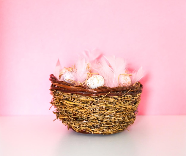 Osterkomposition mit traditionellem Dekor. Kleine dekorative bunte Eier und weiche Federn
