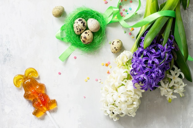 Osterkonzept blumenstrauß der frühlingshyazinthenblume und des osterdekors auf stein