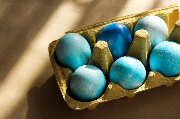 Osterkonzept Eierkarton mit blau gefärbten Ostereiern