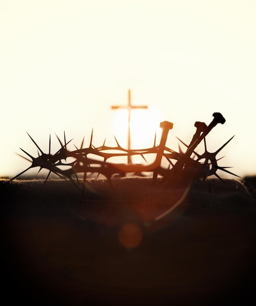 Osterkonzept mit Kreuz, Dornenkrone und Nägeln als Symbol für das Leiden Jesu Christi
