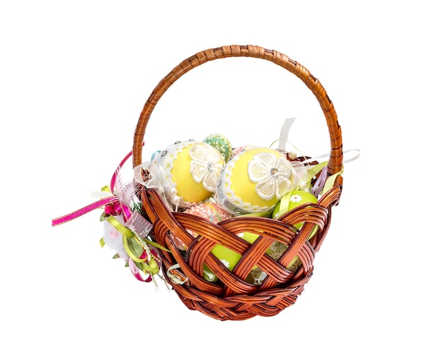 Osterkorb mit dekorativen Ostereiern, isoliert auf weiss