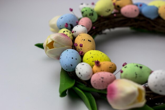 Osterkranz aus dekorativen Wachteleiern und Tulpen Draufsicht auf den Rattankranz Osterdekor