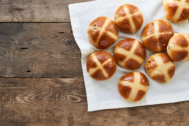 Osterkreuzbrötchen auf altem Holz