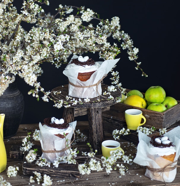 Osterkuchen auf dem Holztisch mit weißen Blumen