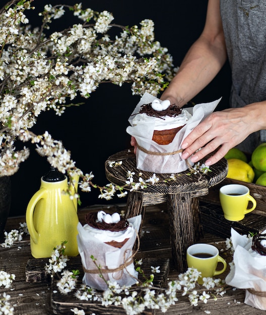 Osterkuchen auf dem Holztisch mit weißen Blumen