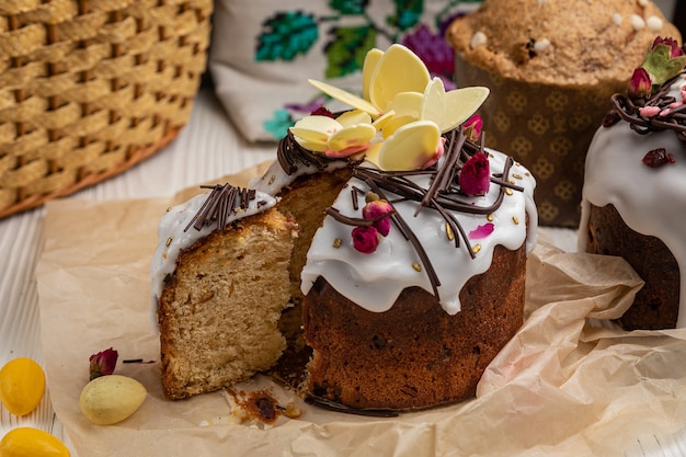 Osterkuchen auf einem weißen Holztisch