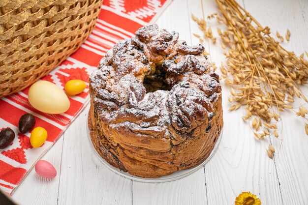 Osterkuchen auf einem weißen Holztisch