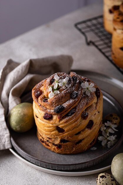 Osterkuchen-Cruffin mit Rosinen und Crunberries