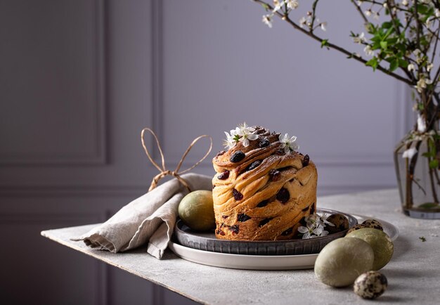 Osterkuchen-Cruffin mit Rosinen und Preiselbeeren