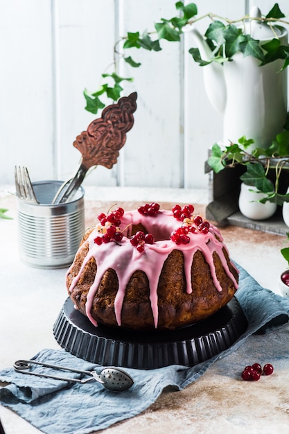 Osterkuchen. Kulich Kuchen. traditionelle Babka. Kuchen zum Feiern. Osterkonzept. Panettone.