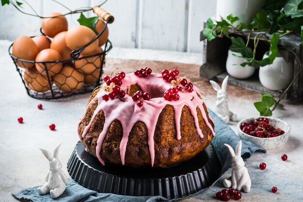 Osterkuchen. Kulich Kuchen. traditionelle Babka. Kuchen zum Feiern. Osterkonzept. Panettone.