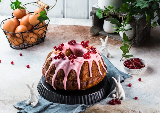 Osterkuchen. Kulich Kuchen. traditionelle Babka. Kuchen zum Feiern. Osterkonzept. Panettone.