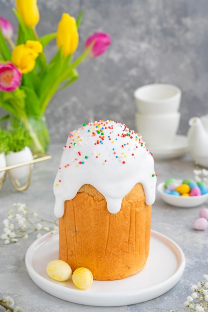 Osterkuchen Kulich mit Zuckerglasur und farbigen Zuckerbonbons Paska Osterbrot