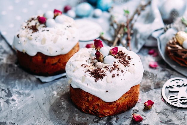 Osterkuchen mit Baiser und Dekoration auf dem Tisch