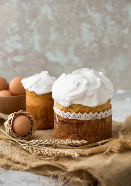 Osterkuchen mit Farbeiern hautnah, Osterferien